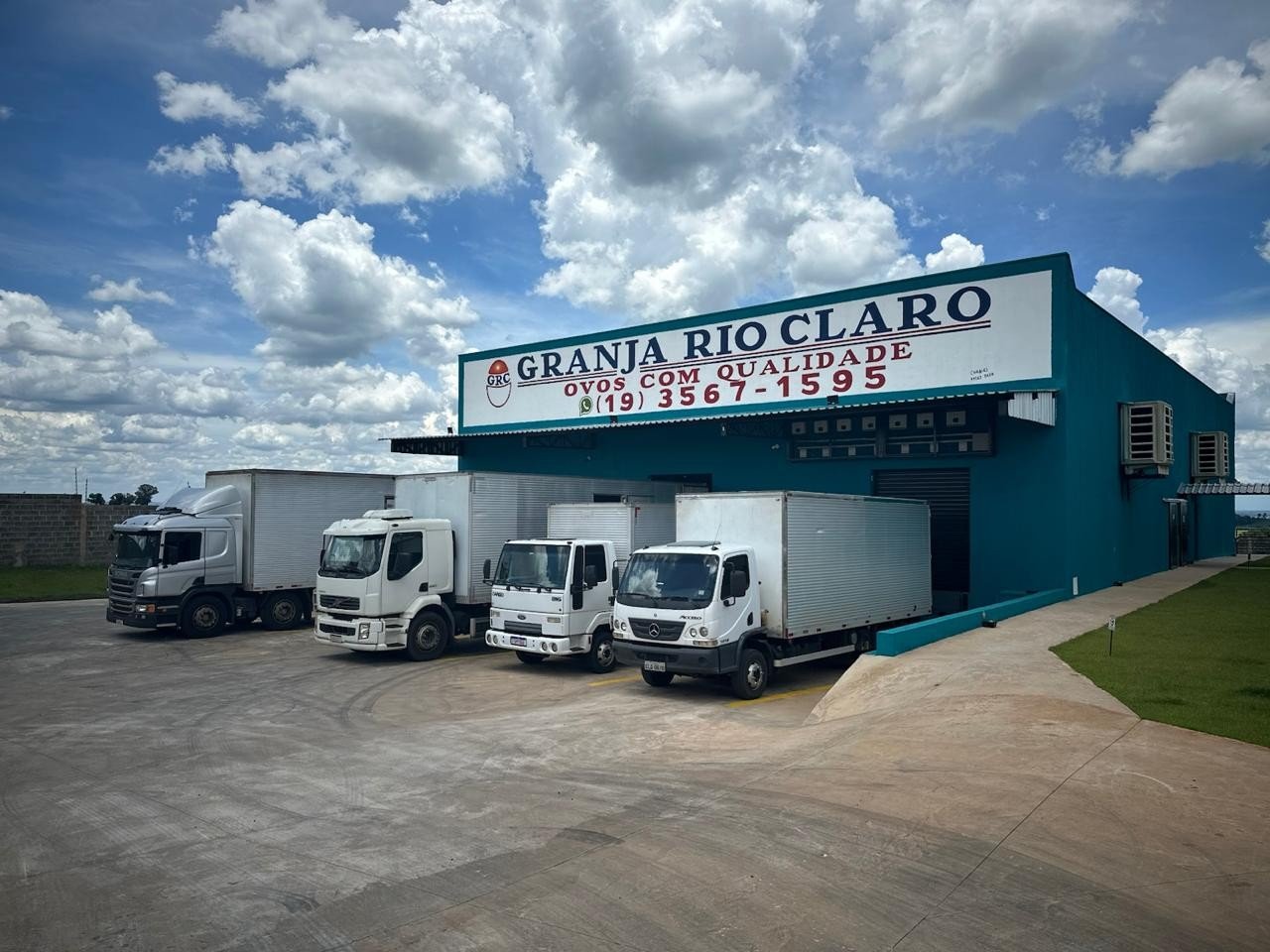 Frota de caminhões da Distribuidora Rio Claro pronta para entrega